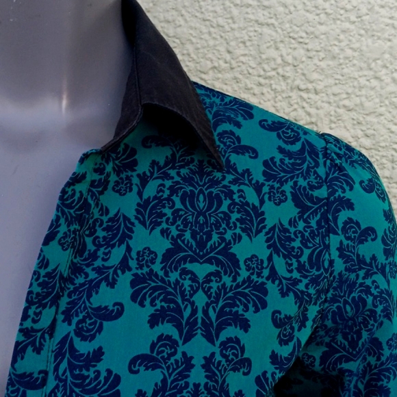 NY & COMPANY STRETCH LADIES PAISLEY BLOUSE W/CONTRASTING COLLAR/CUFFS - Picture 3 of 16